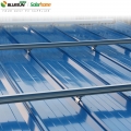 Sistema de montaje y estantería solar para techo de hojalata