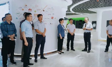 Bienvenido a los líderes de Jinghu Distrito, Wuhu Ciudad, y la secretaria de The Shushan Comité de Distrito de Hefei Ciudad, Wang Haixia, y su Entourage para visitar bluesun Solar Grupo. 