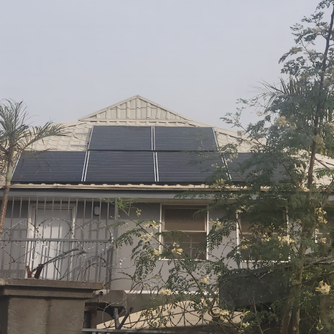 PANEL SOLAR CON TEJAS BLUESUN 415W INSTALADO EN Nigeria